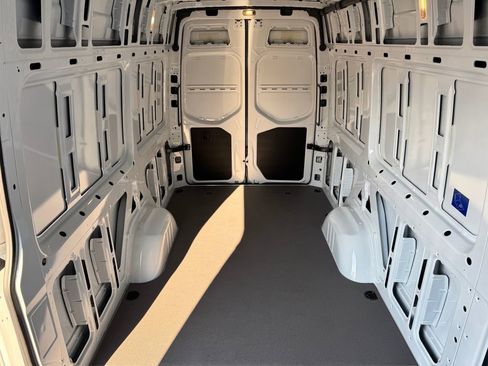 Used 2025 Mercedes-Benz Sprinter 2500 image 15