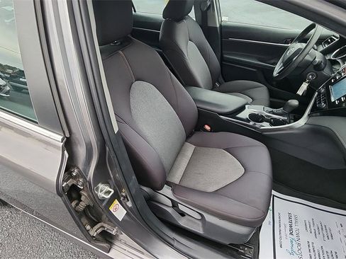 Used 2019 Toyota Camry LE image 29