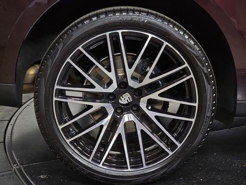Used 2025 Porsche Macan AWD/4WD image 29