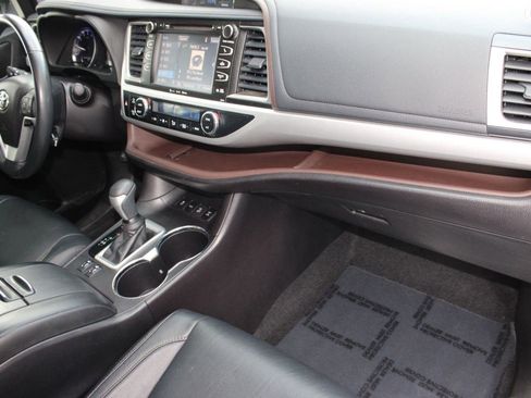 Used 2018 Toyota Highlander XLE image 35