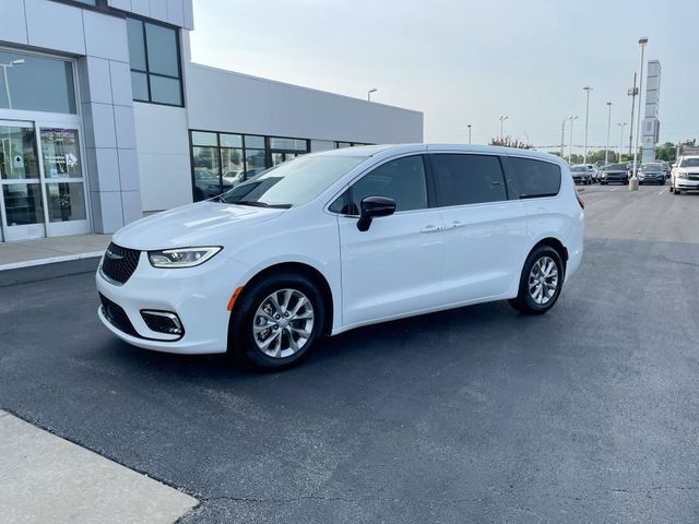 Used 2026 Chrysler Pacifica Limited FWD image 2