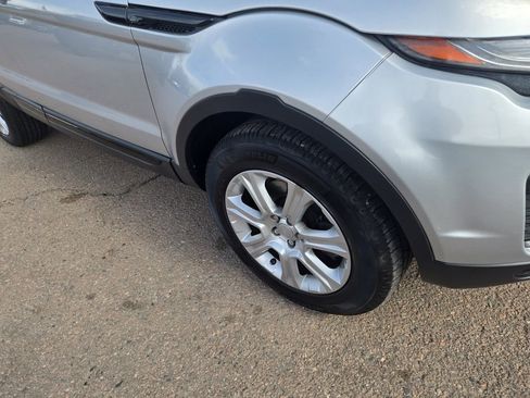 Used 2018 Land Rover Range Rover Evoque SE Premium image 12