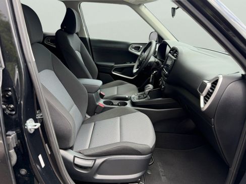 Used 2022 Kia Soul LX w/ Technology Package FWD image 12