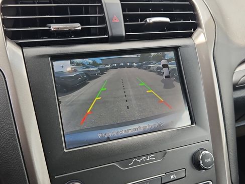 Used 2020 Ford Fusion SE image 16