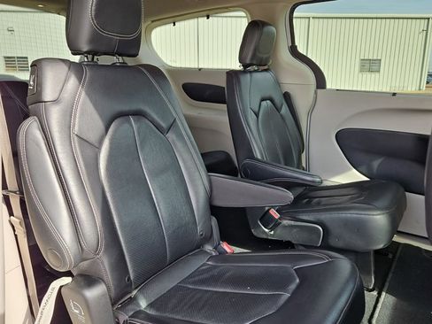 Used 2022 Chrysler Pacifica Touring-L image 18