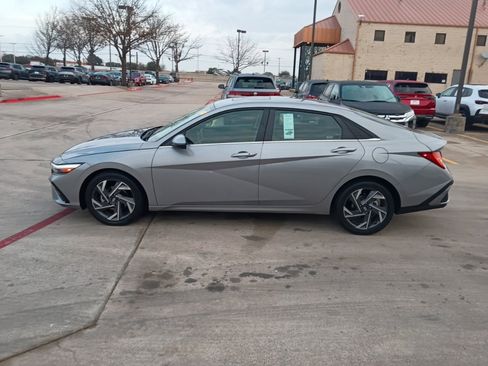 Used 2025 Hyundai Elantra SEL image 4