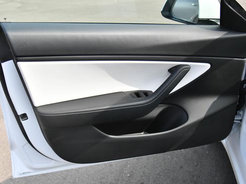 Used 2021 Tesla Model 3 Standard Range Plus image 13