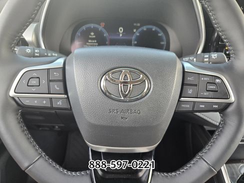 Used 2025 Toyota Highlander Platinum image 27