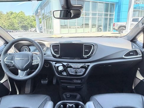 Used 2025 Chrysler Pacifica Select FWD image 11