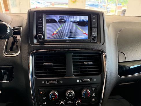 Used 2017 Dodge Grand Caravan SE FWD image 18