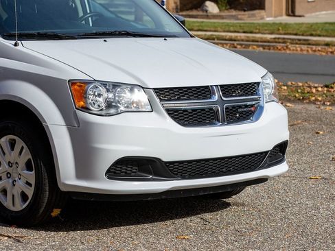 Used 2019 Dodge Grand Caravan SE w/ UConnect Hands-Free Group image 6