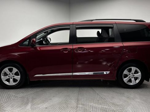 Used 2015 Toyota Sienna LE FWD image 4