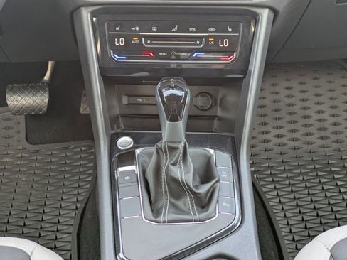 Certified 2025 Volkswagen Taos SE image 19