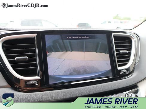 Used 2024 Chrysler Pacifica Touring-L FWD image 33