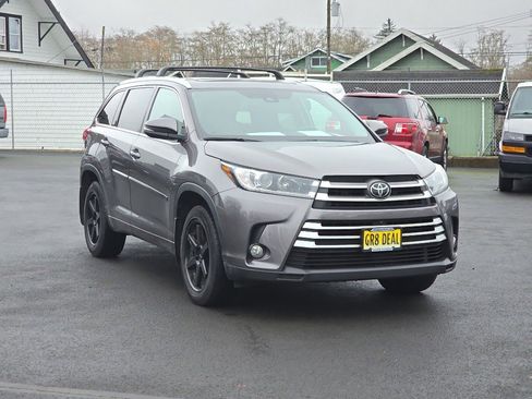 Used 2018 Toyota Highlander Limited Platinum image 2