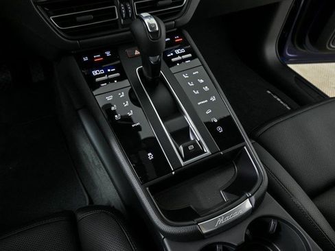 Used 2026 Porsche Macan AWD/4WD image 18