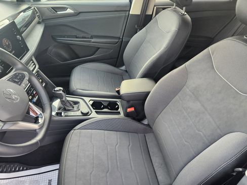 Certified 2025 Volkswagen Taos SE image 18
