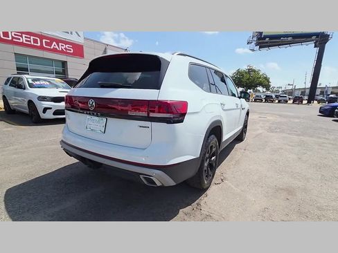 Used 2024 Volkswagen Atlas Peak Edition SE AWD/4WD image 43