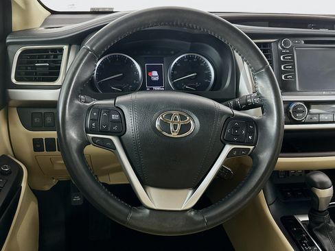 Used 2019 Toyota Highlander XLE FWD image 18