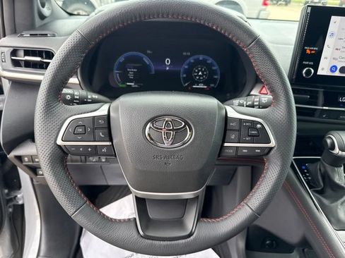 Certified 2025 Toyota Sienna XSE w/ XSE Plus Package FWD image 11