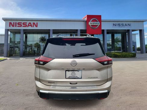 Used 2025 Nissan Rogue Platinum FWD image 3