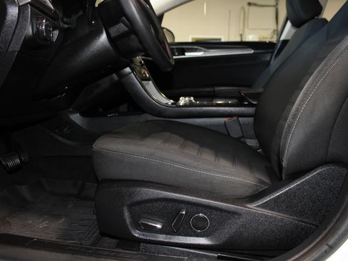 Used 2020 Ford Fusion SE FWD image 26