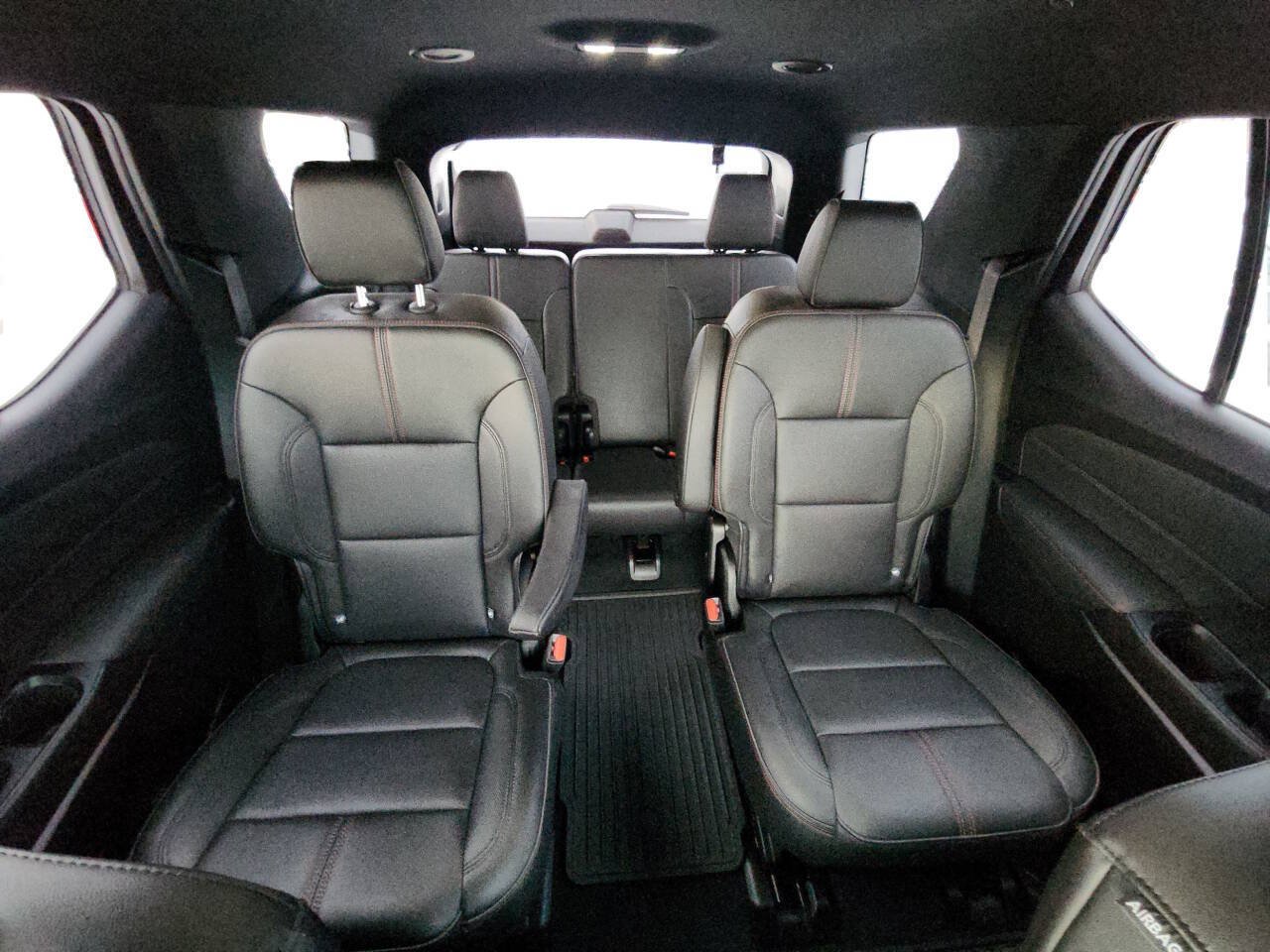 Used 2023 Chevrolet Traverse RS FWD image 13