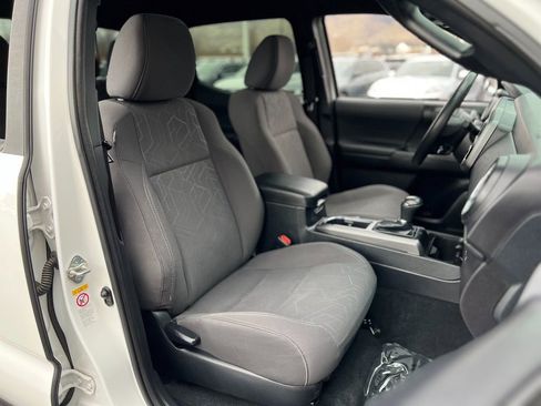 Used 2018 Toyota Tacoma TRD Off-Road w/ Technology Package image 20