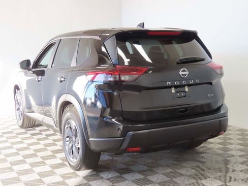 Used 2024 Nissan Rogue SV image 3