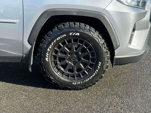 Used 2019 Toyota RAV4 XLE image 6