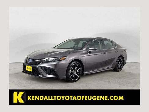 Used 2022 Toyota Camry SE FWD image 1