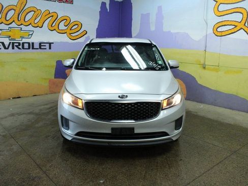 Used 2018 Kia Sedona L image 3