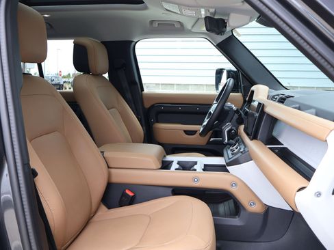 Used 2025 Land Rover Defender 130 X-Dynamic SE image 31