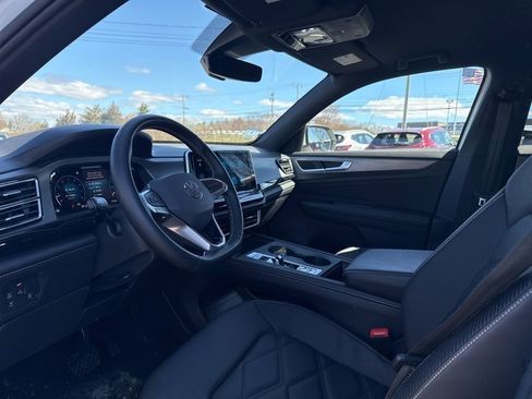 Used 2024 Volkswagen Atlas Cross Sport SE AWD/4WD image 9