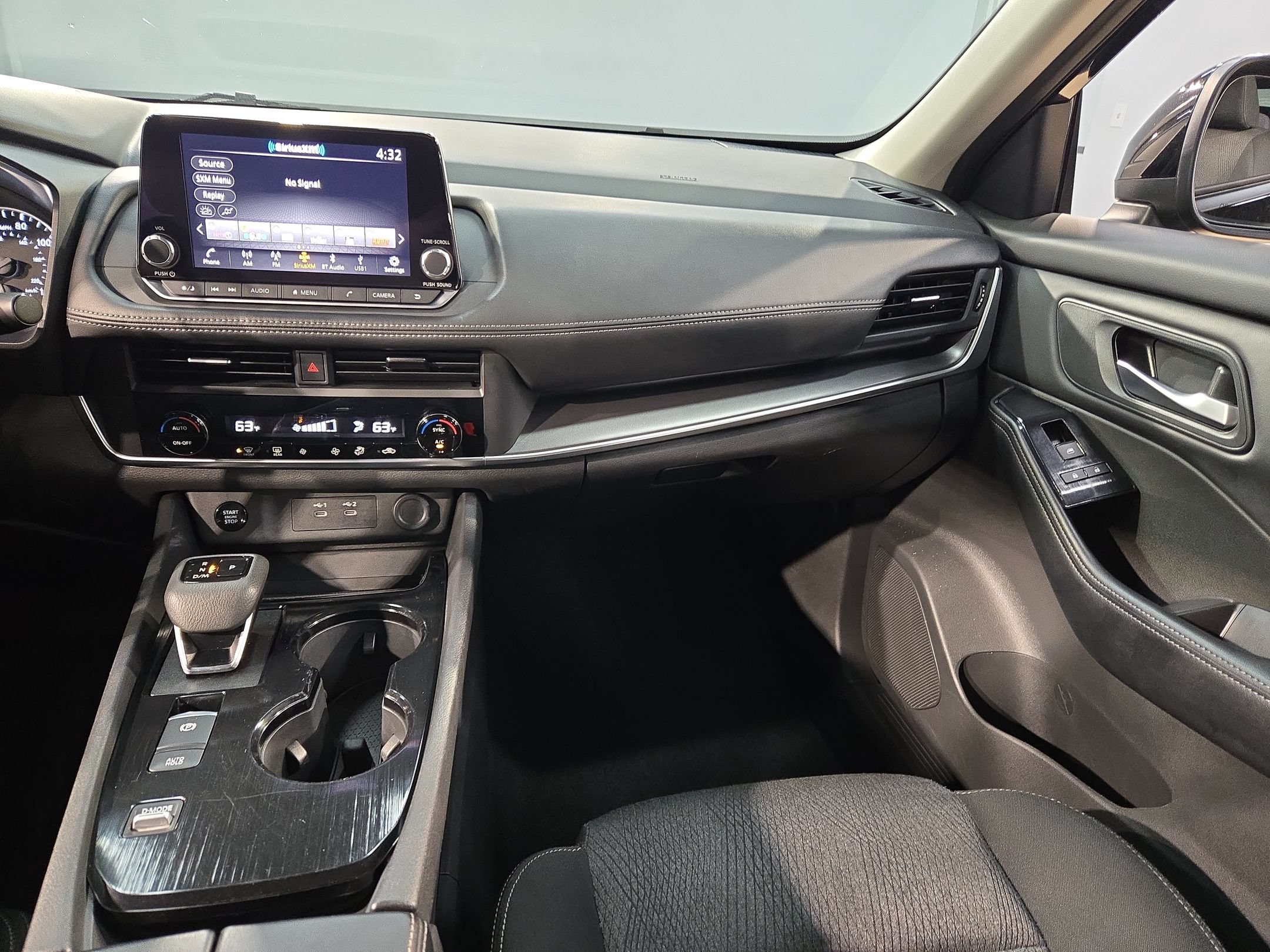 Used 2025 Nissan Rogue SV FWD image 11