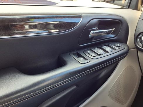 Used 2012 Chrysler Town & Country Touring-L w/ Driver Convenience Group image 22