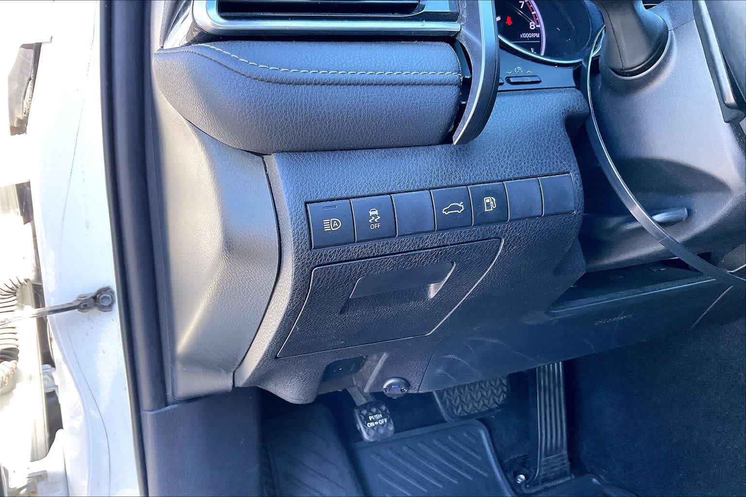 Used 2018 Toyota Camry SE FWD image 32