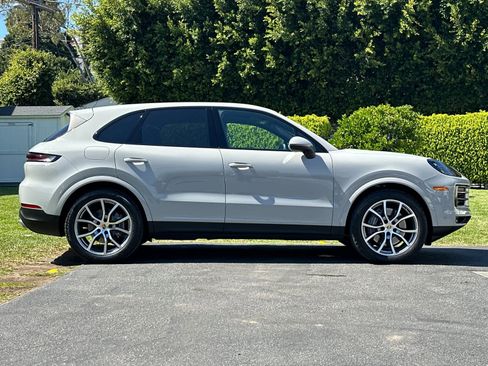 Certified 2025 Porsche Cayenne AWD/4WD image 9