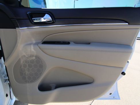 Used 2020 Jeep Grand Cherokee Overland image 43