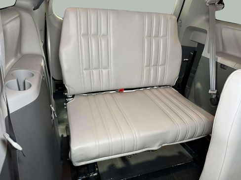 Used 2020 Toyota Sienna L image 25