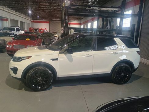 Used 2019 Land Rover Discovery Sport SE image 2