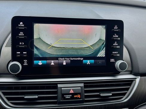 Used 2018 Honda Accord Touring image 10