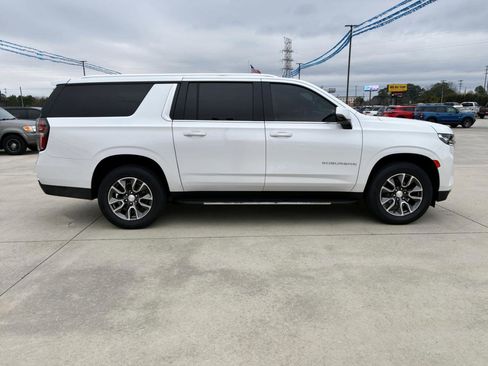 Used 2023 Chevrolet Suburban LT w/ Luxury Package image 5