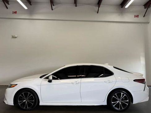 Used 2019 Toyota Camry SE FWD image 3