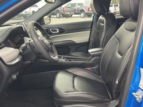 Used 2025 Jeep Compass Limited AWD/4WD image 17