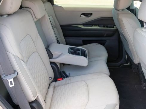 Used 2022 Nissan Pathfinder SV AWD/4WD image 18