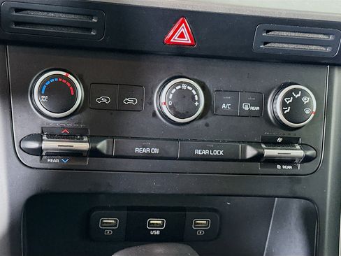 Used 2024 Kia Carnival LX image 23