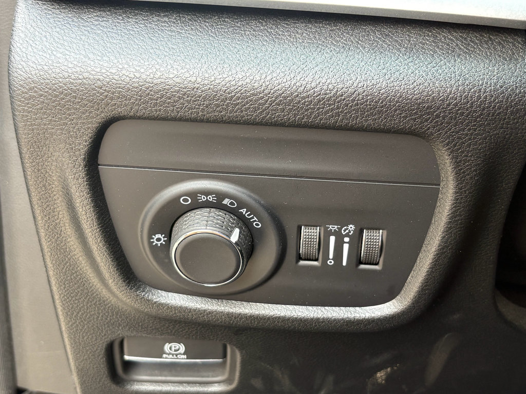 Used 2025 Jeep Grand Cherokee Altitude RWD image 12