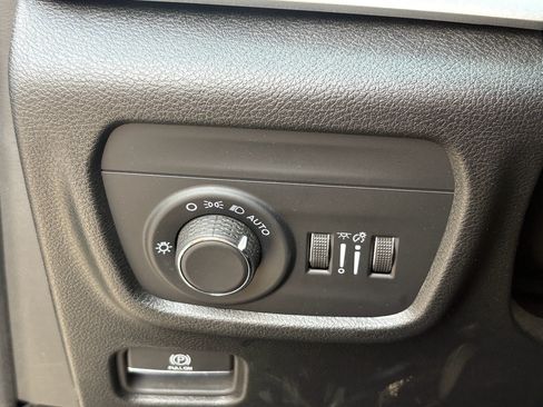 Used 2025 Jeep Grand Cherokee Altitude RWD image 12