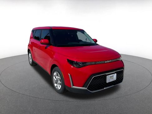 Used 2025 Kia Soul LX w/ LX Technology Package image 3
